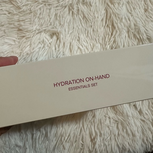 Chanel Holiday 2022 Hydration On-Hand Gift Set - Picture 3 of 13